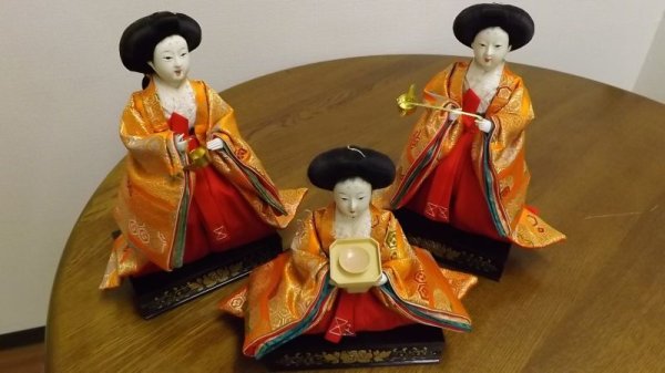 画像1: 超特価！展示品　雛人形の三人官女　単品 プラ黒台付き（３個） (1)